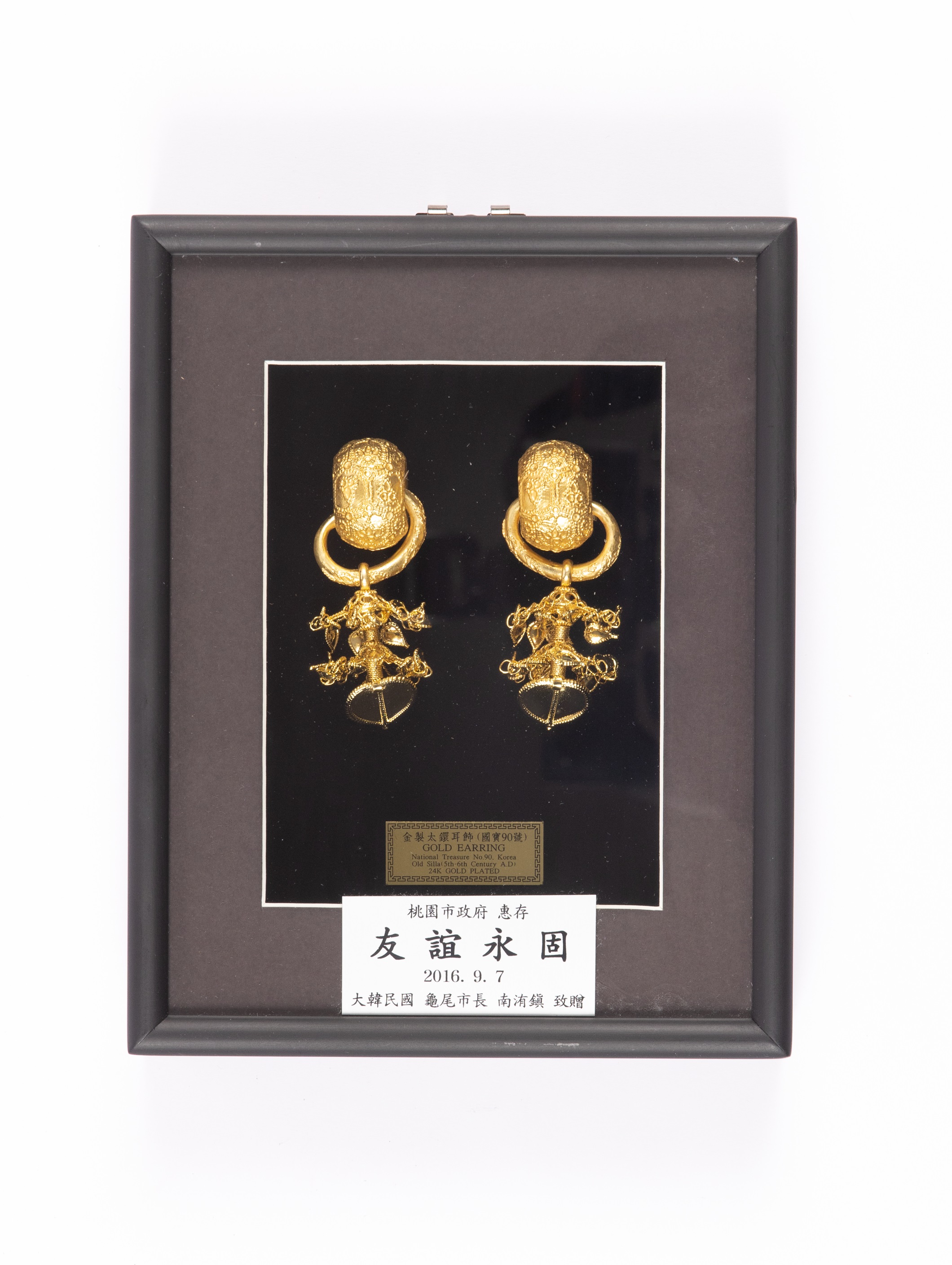 Gift marking the sister-city alliance: gold ringed earrings-圖片
