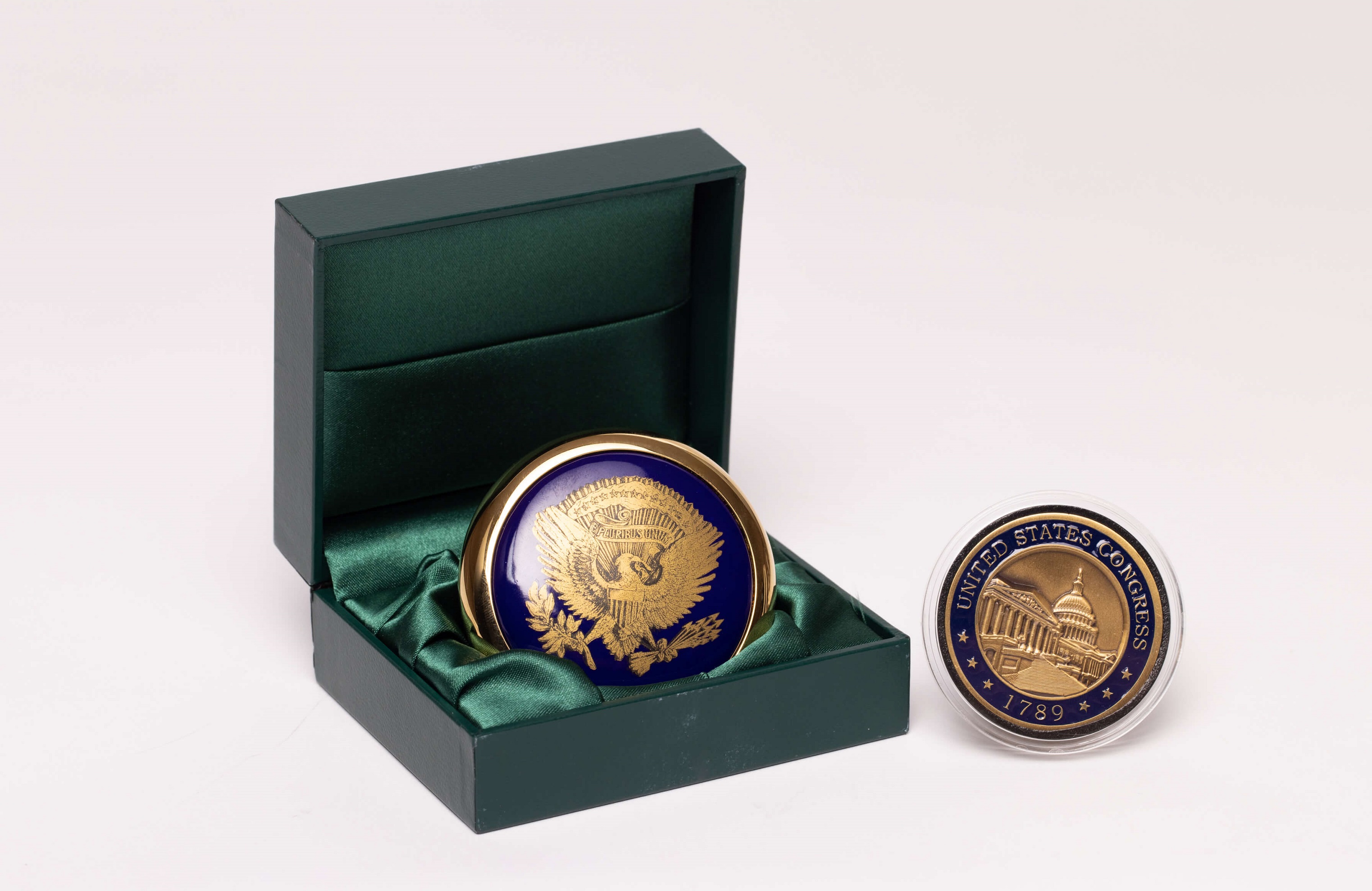 The Presidential Seal paperweight and Congressional Seal of the United States-圖片